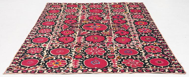 Semiantikt Suzani-broderi, Uzbekistan, ca 265 x 175 cm.