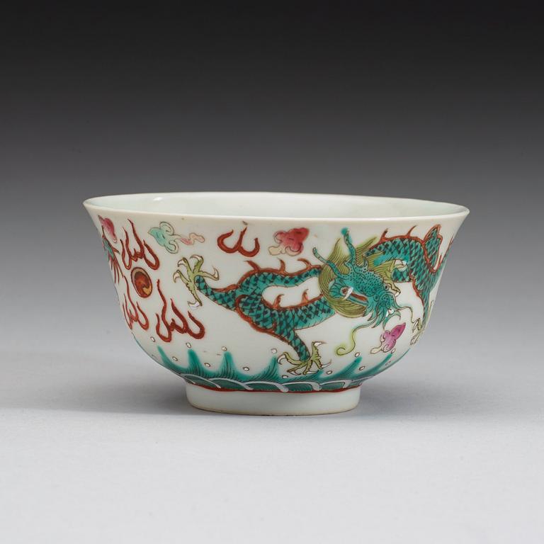 A famille verte dragon bowl, Republic. With Guangxus six characters mark in red.