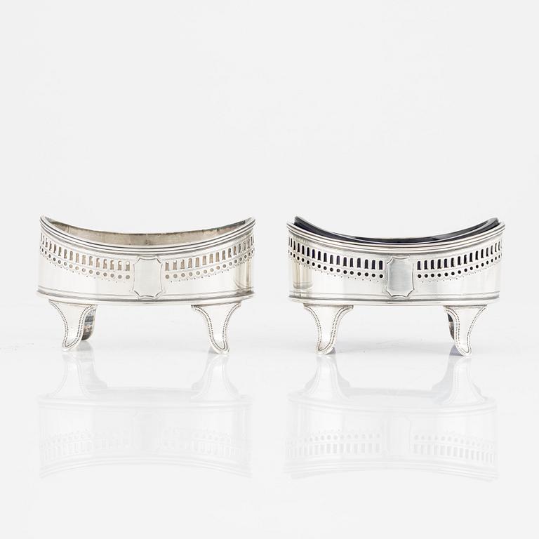 Henry Chawner, saltkar, ett par, silver, London 1790. Två skedar medföljer, George Maudsley Jackson, London 1892.
