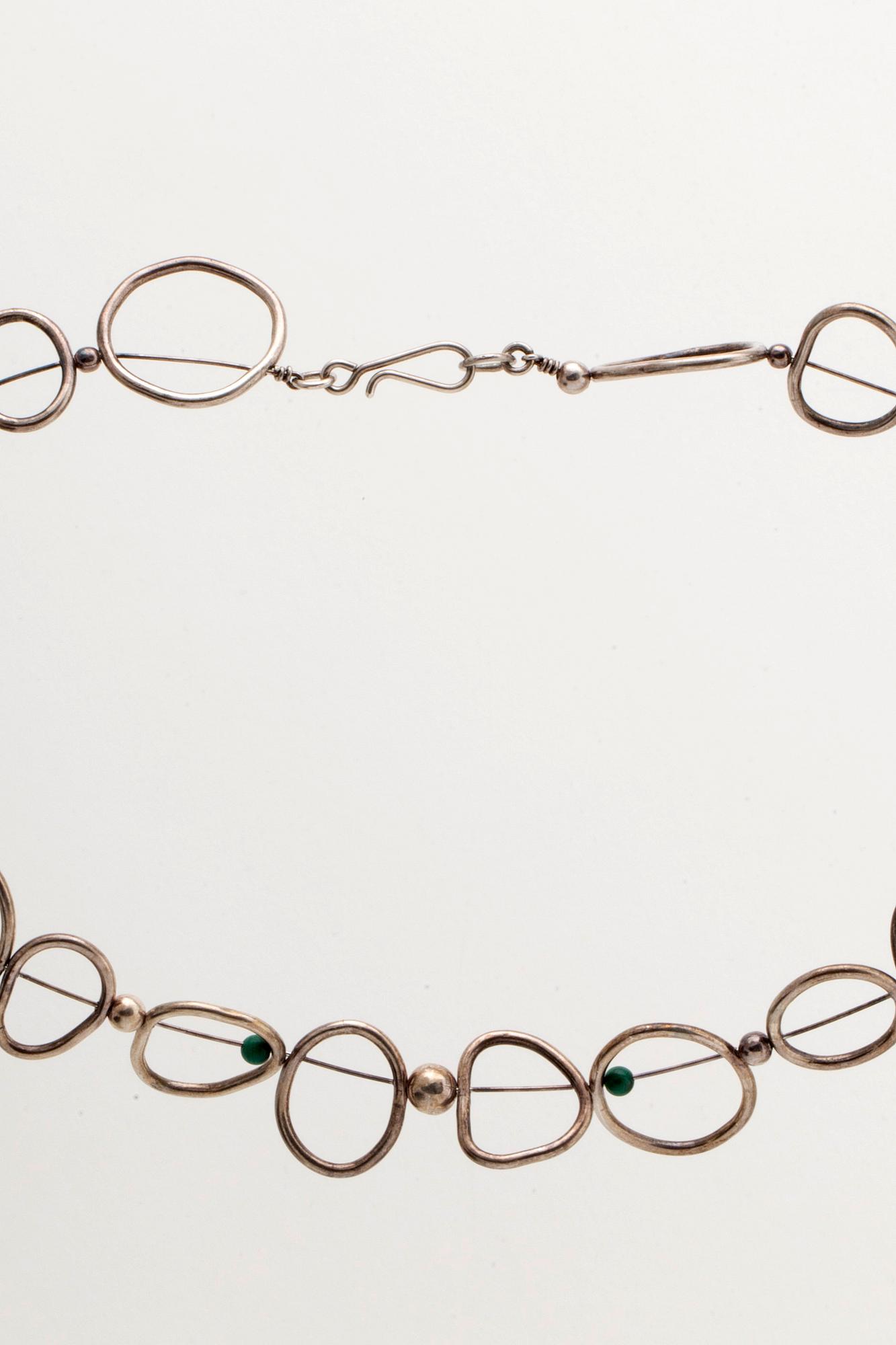 3 silvercollier, malakitkulor, pärlemor och rött stenämne, virad halsring Georg Jensen.