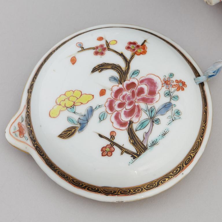 A large famille rose jug with cover, Qing dynasty, 18th century.