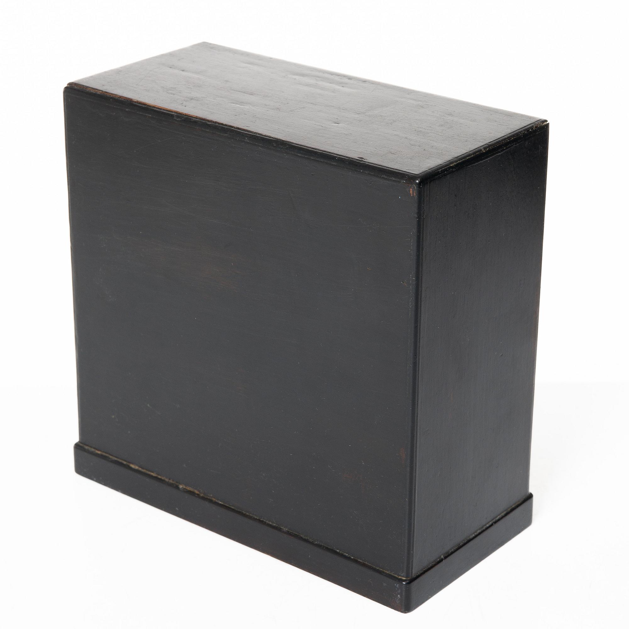 Miniatyrbyrå, trä, Japan, 1900-talets första hälft.