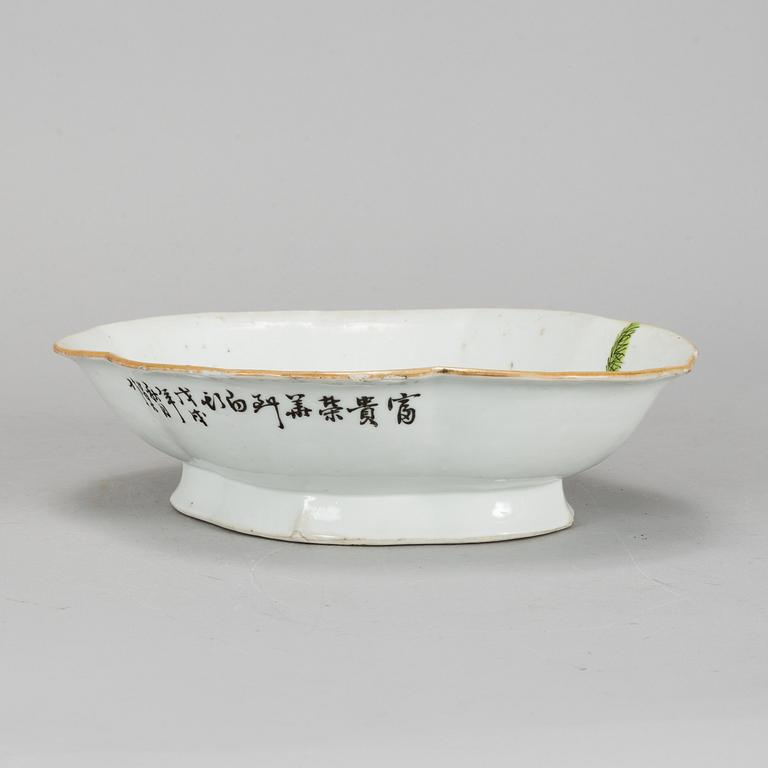 A Chinese famille rose footed dish, early 20th century.