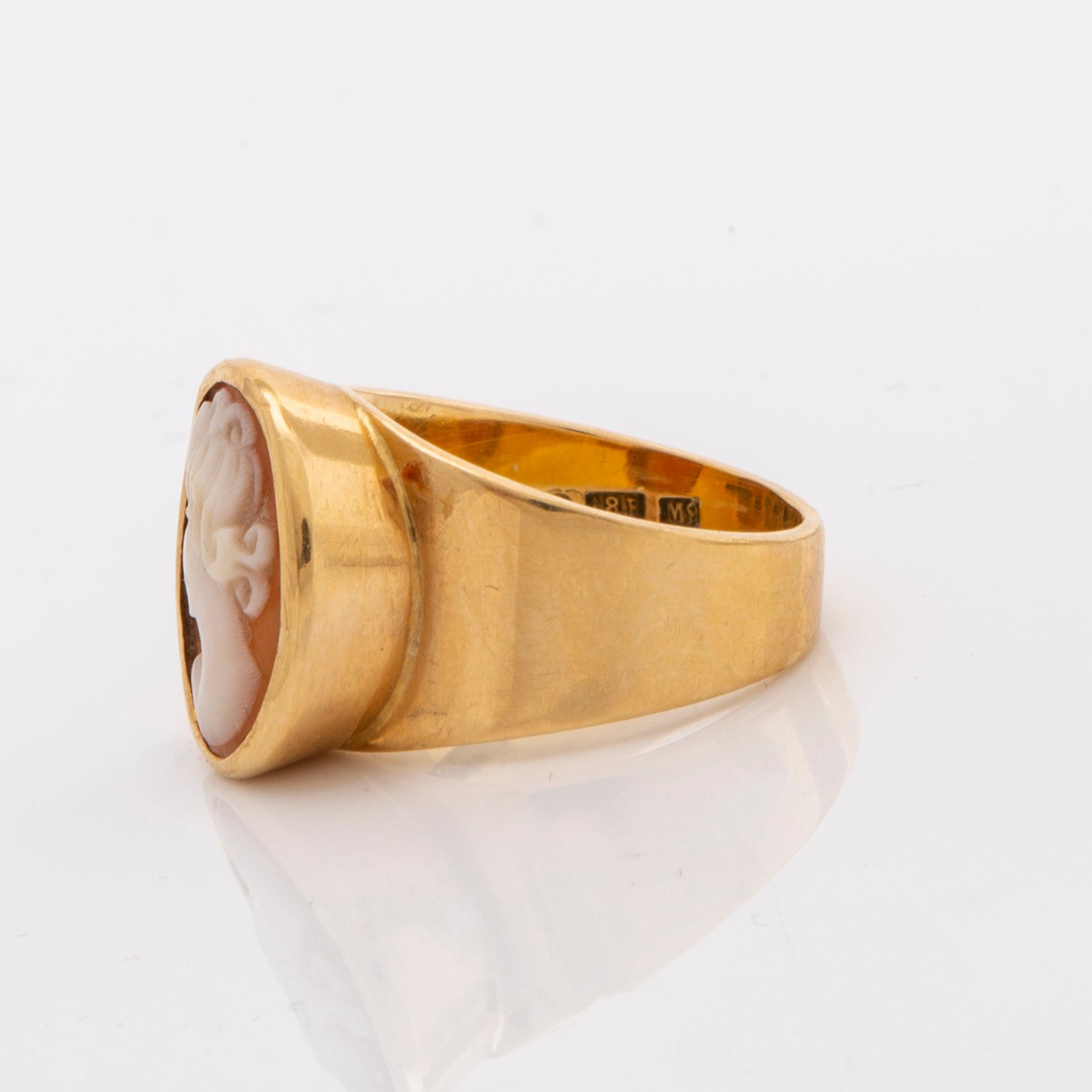 PENDANT W CHAIN and RING, 18K gold and shell cameos, length approx 54 cm, G Dahlgren & Co Malmö 1962.