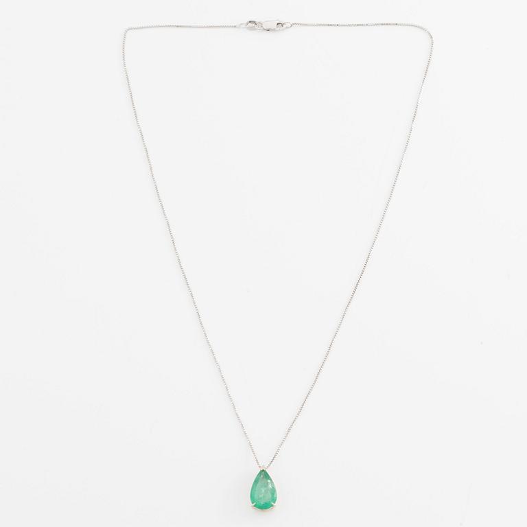 Pendant with chain. 18K gold and white gold with a drop-shaped emerald.