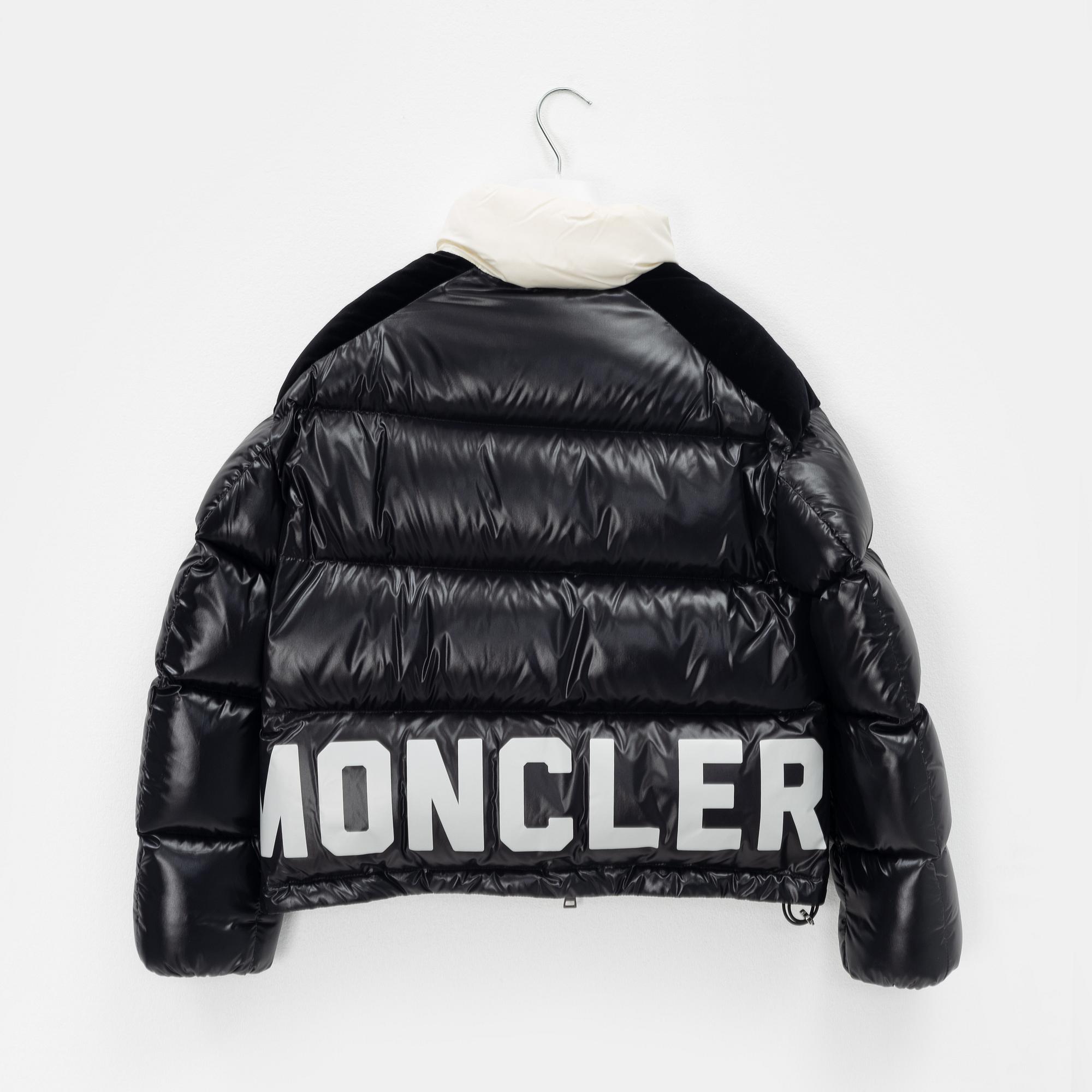 Moncler, a down jacket 'Chouelle Giubbotto' size 00. - Bukowskis Moncler, a down jacket 'Chouelle Giubbotto' size 00. - Bukowskis