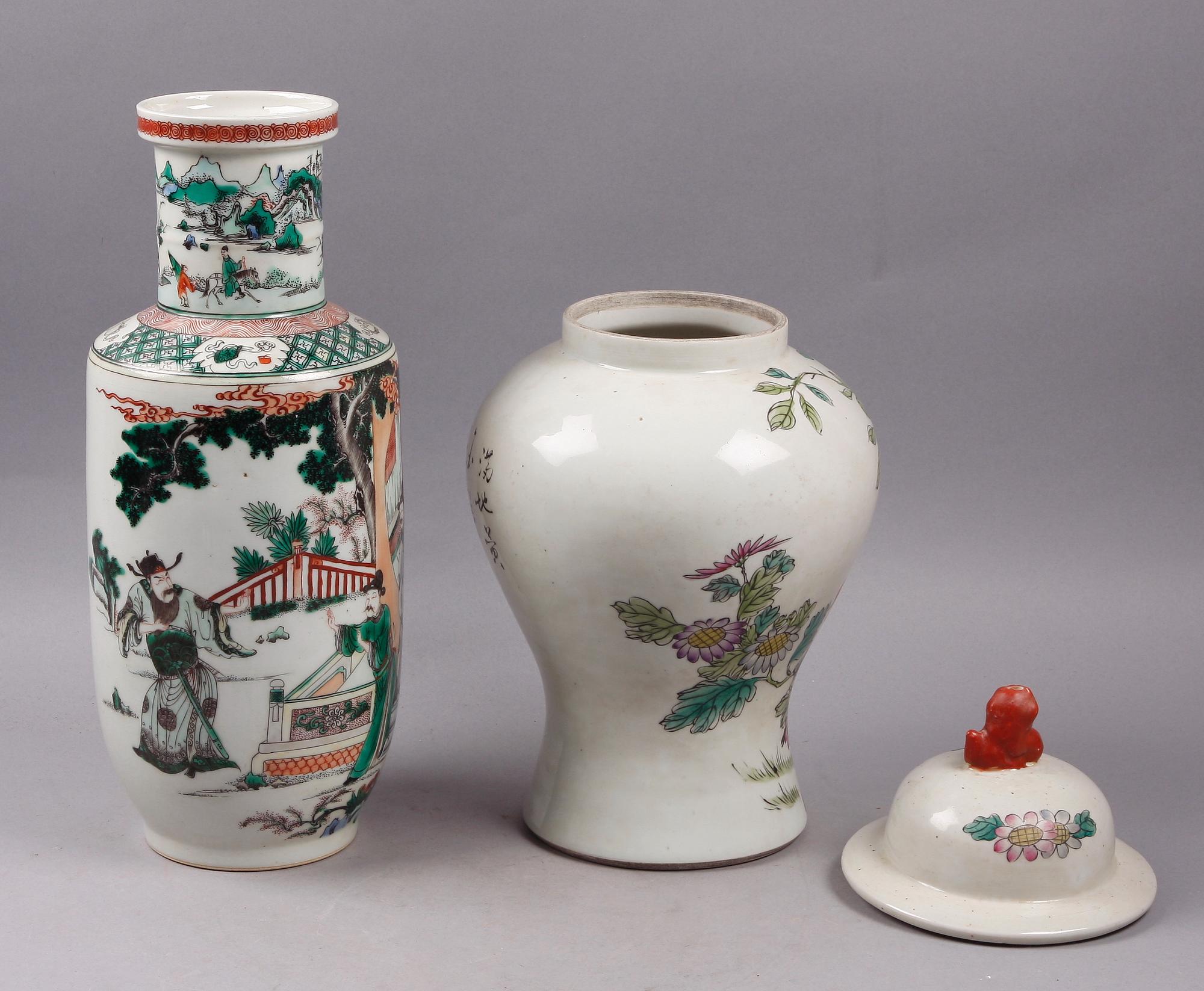 VAS SAMT URNA MED LOCK, porslin, Kina.