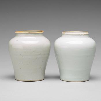 900. Two white glazed pots, Transiton, 17th Century.