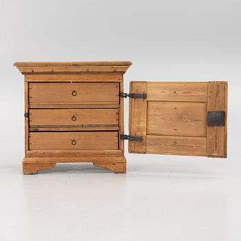 A Swedish provincial pine cabinet, 18th/19th century.