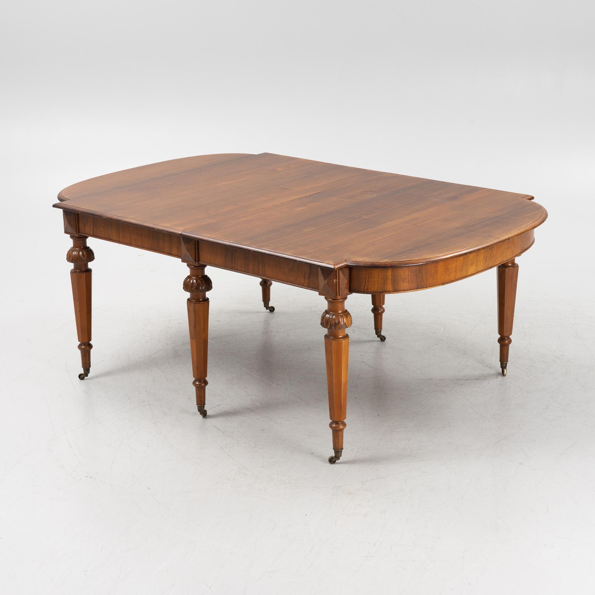 A walnut veneered dining table, probably England, late 19th Century.