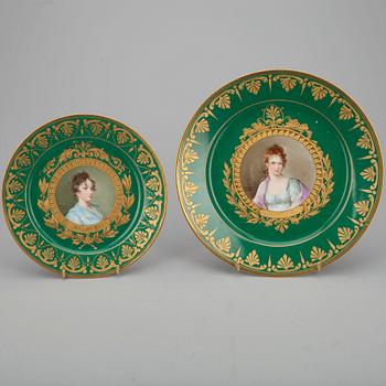 TALLRIKAR, 12 st, porslin. Tallrikarna, Sèvres 1804-1809, porträtten ca 1800-talets mitt.