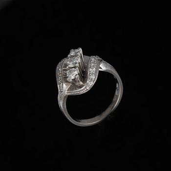 RING, 18K vitguld, diamanter. Oskar Lindroos, Helsingfors. Vikt ca 8,6 g.