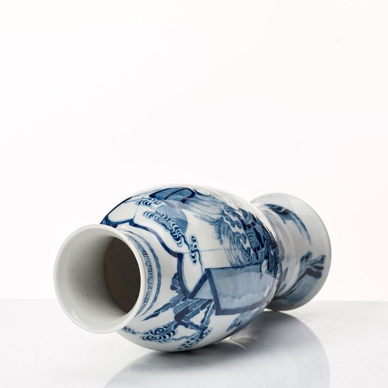 A blue and white vase, Qing dynasty, 19th Century.