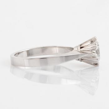 An 18K white gold ring set with a round brilliant-cut diamond.