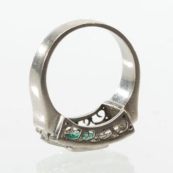 RING, 18 k vitguld med diamanter ca 0.50 ct samt smaragd ca 0.40 ct. Gunnar Fahlström, Stockholm, 1954. Vikt ca 9 g.