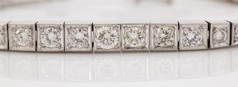 Armband 18K vitguld med runda briljantslipade diamanter.