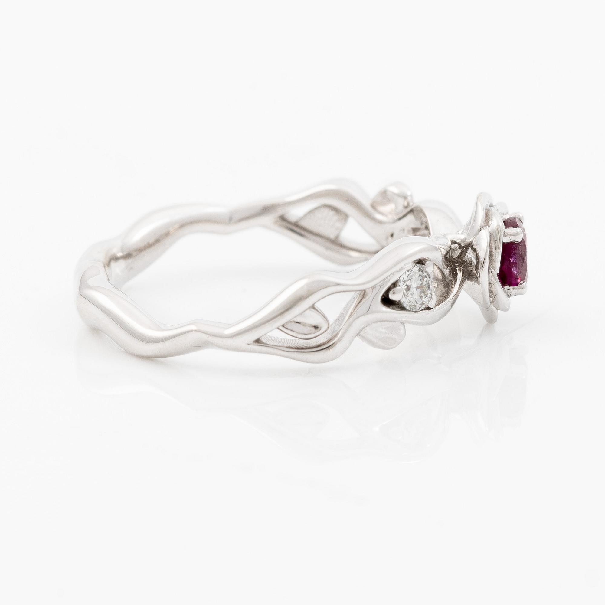 Ring 14K white gold with a ruby and brilliant-cut diamonds.