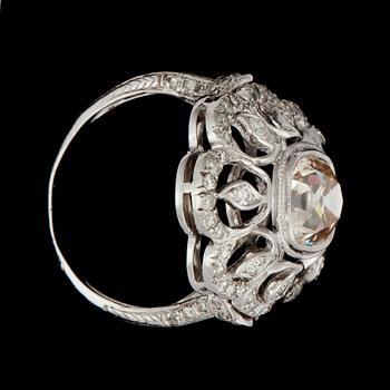 RING med gammalslipad diamant ca 1.94 ct samt 70 st mindre diamanter med olika slipningar.