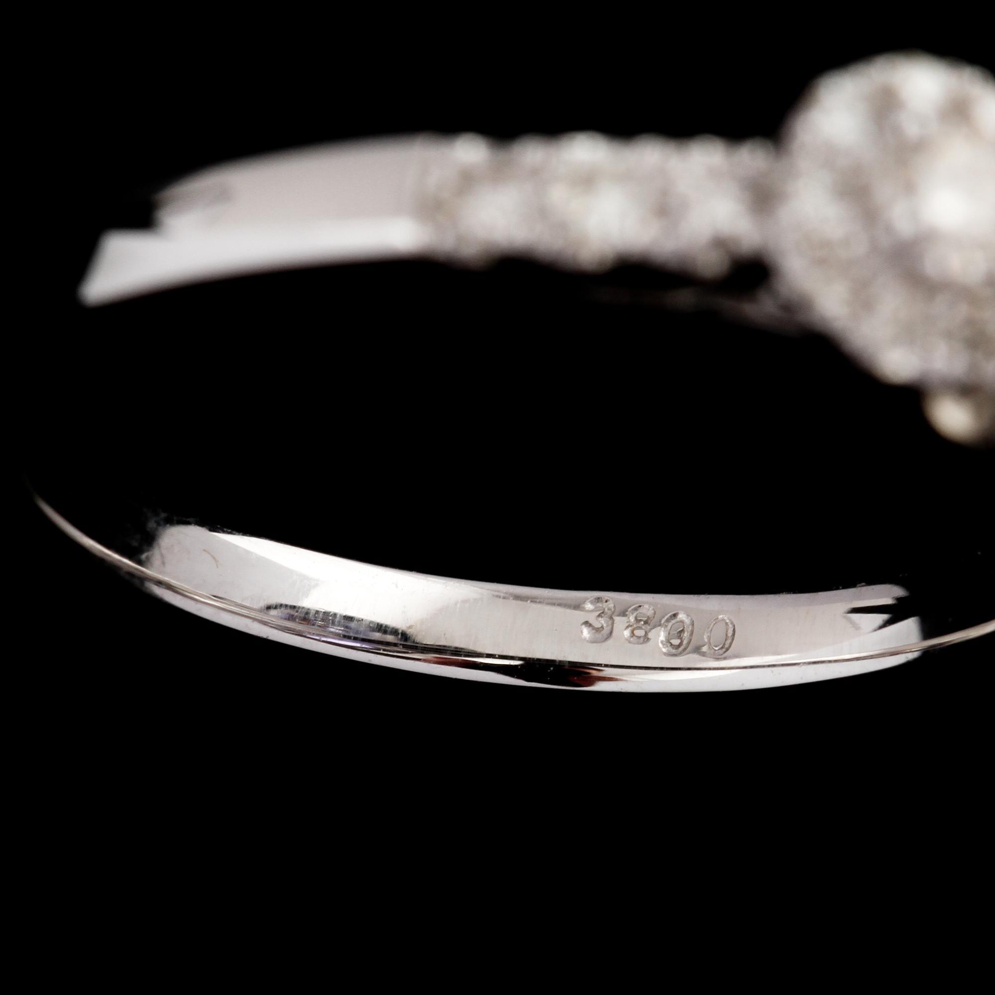 RING, 18k vitguld med fasettslipad tanzanit, 3.80 ct samt briljantslipade diamanter, 0.49 ct. Vikt 4,5 g.