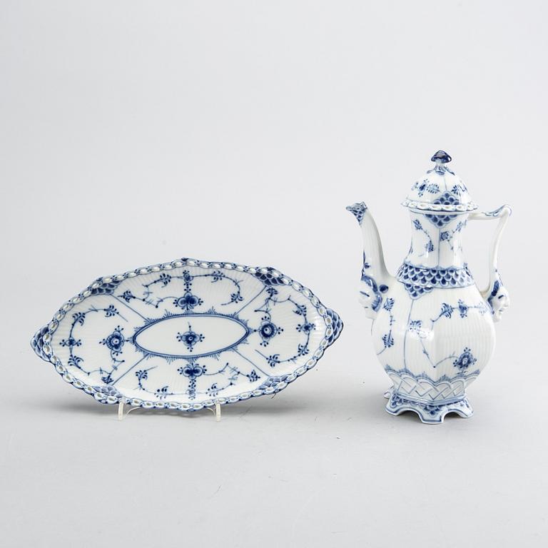 A set of 22 pcs of Musselmalet helbonde porcelain service.