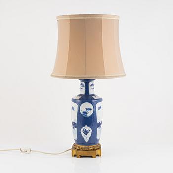 A table lamp/porcelain vase, China, around 1900.