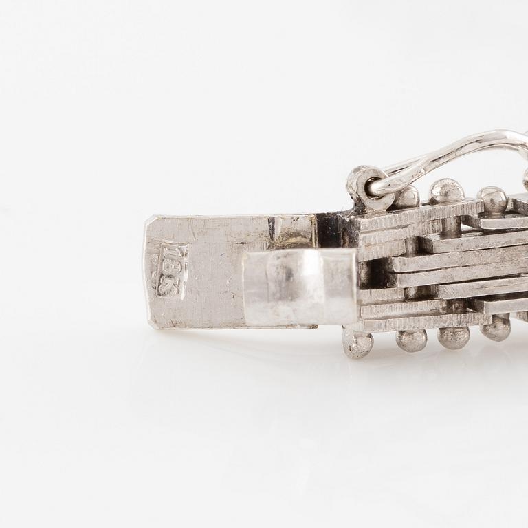 Armband 18K vitguld med briljantslipade diamanter i blomformation.