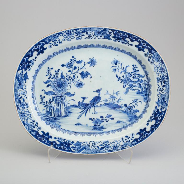 A blue and white export porcelain dish, Qing dynasty, Qianlong (1736-95).