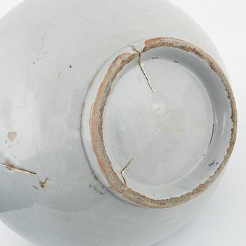 A porcelain vase, Japan, 18th century.