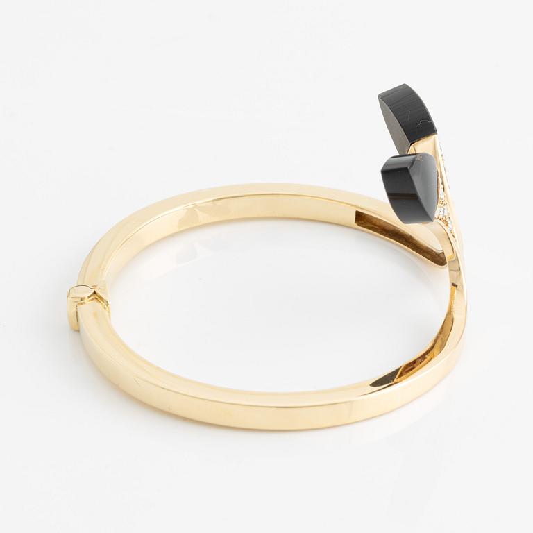 Bangle with onyx and brilliant-cut diamonds.