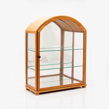 Josef Frank, a table vitrine, model 2070, Svenskt Tenn, mid-20th century.