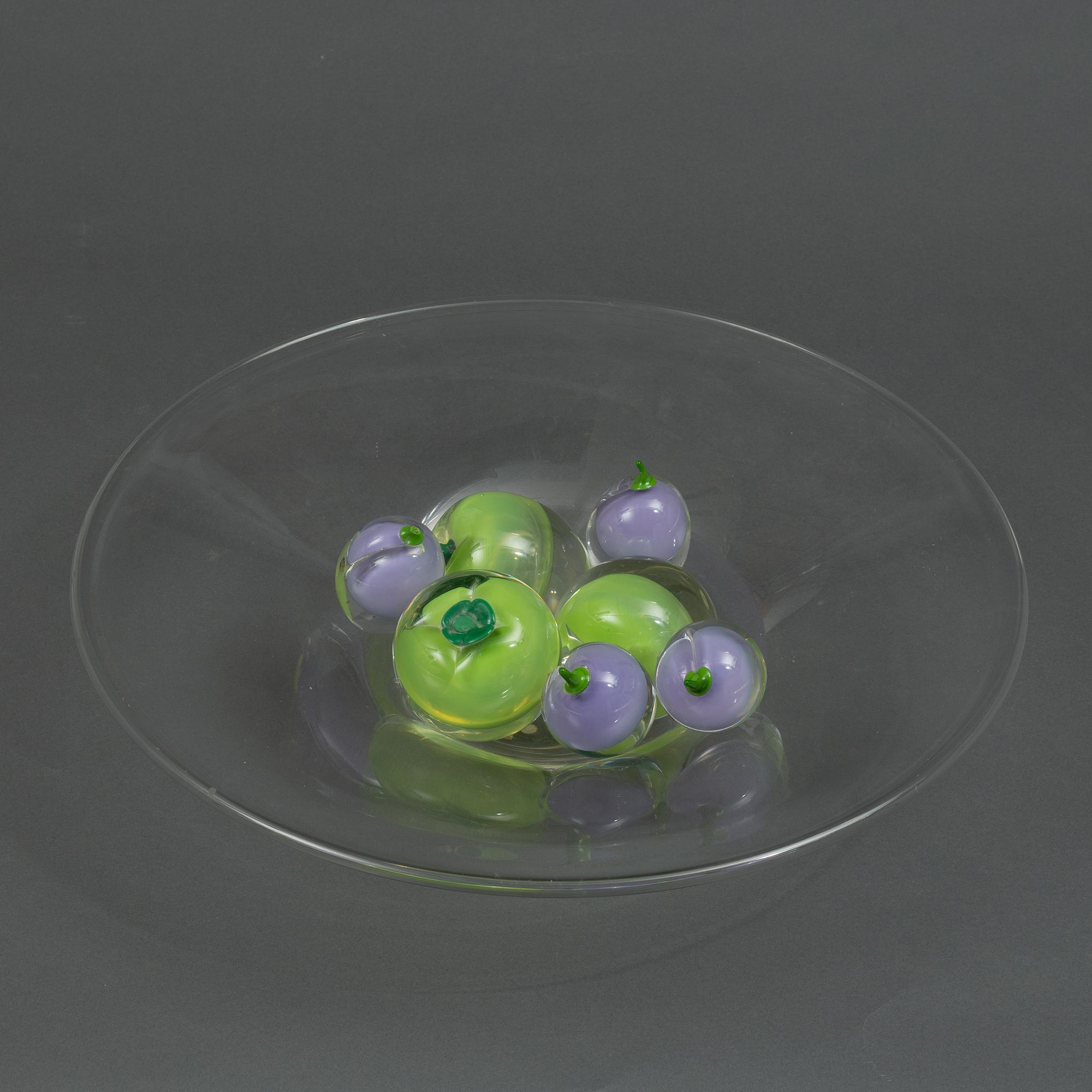 Hanne Dreutler & Arthur Zirnsack, "Äpple-Plommon-fat  nr 1", med åtta frukter i glas, Studio Åhus, 1988.