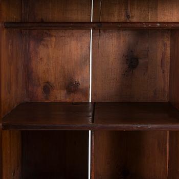 Skåp sengustavianskt, 1800-talets början och slut.