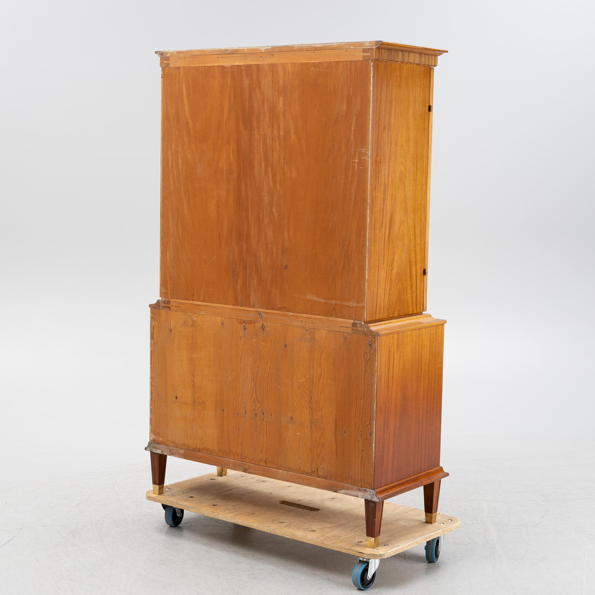 A mahogany veneered Swedish Modern display cabinet, 1940's/50's.