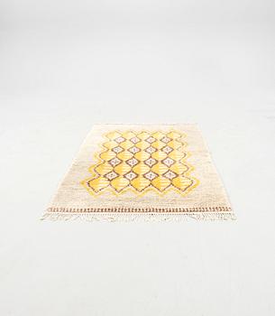 Matta rya 1900-talets mitt ca 170x114 cm.