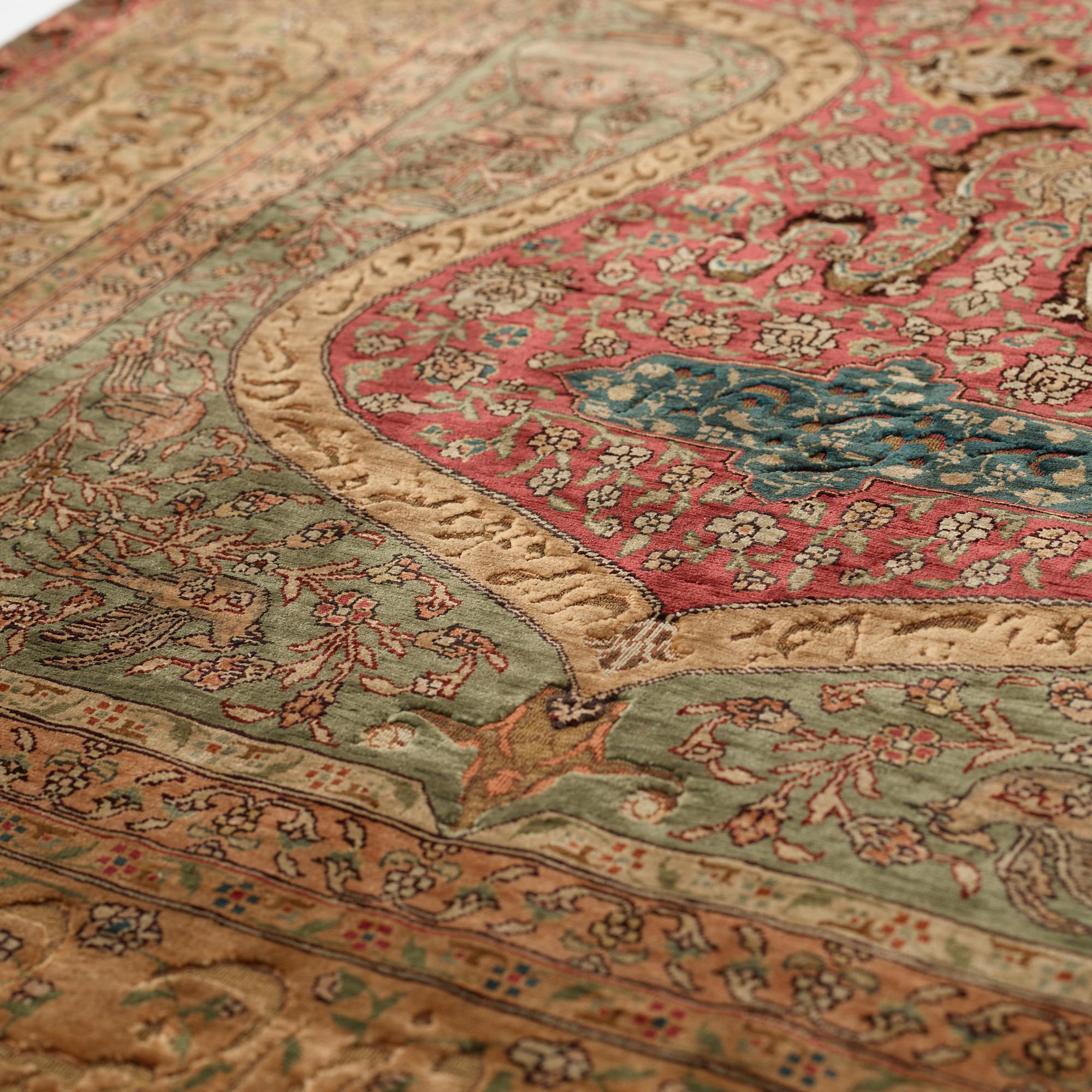 Matta, antik silke Kum Kapi med metallbroschering, Istanbul omkring 1910, "Sultan's Head Prayer" design.