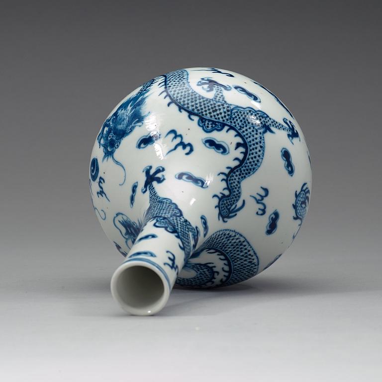 A blue and white vase, Qing dynasty, 19th Century.