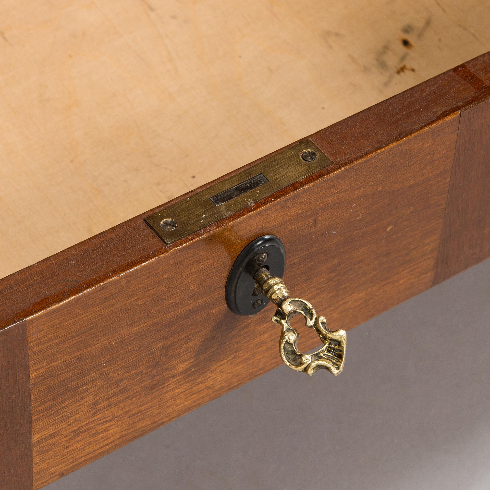 Lauri Järveläinen, kirjakaappi, Tampereen Höyrypuuseppä oy, Tampere 1920-luku.