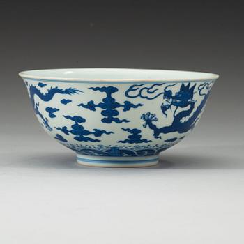 A delicate blue and white bowl, Qing dynasty, 18th century, with a four charactere hall mark.