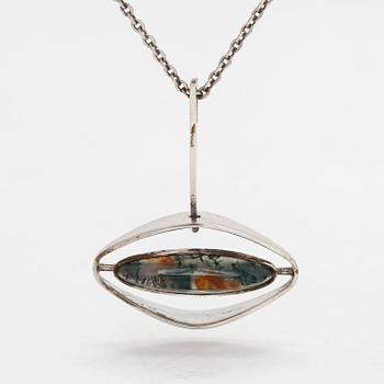 Elis Kauppi, halsband, silver och mossagat. Kupittaan kulta, Åbo 1965.