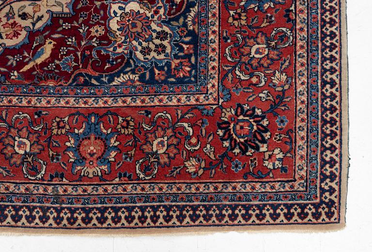 A semi-antique Sarouk carpet, a. 278 x 186 cm.