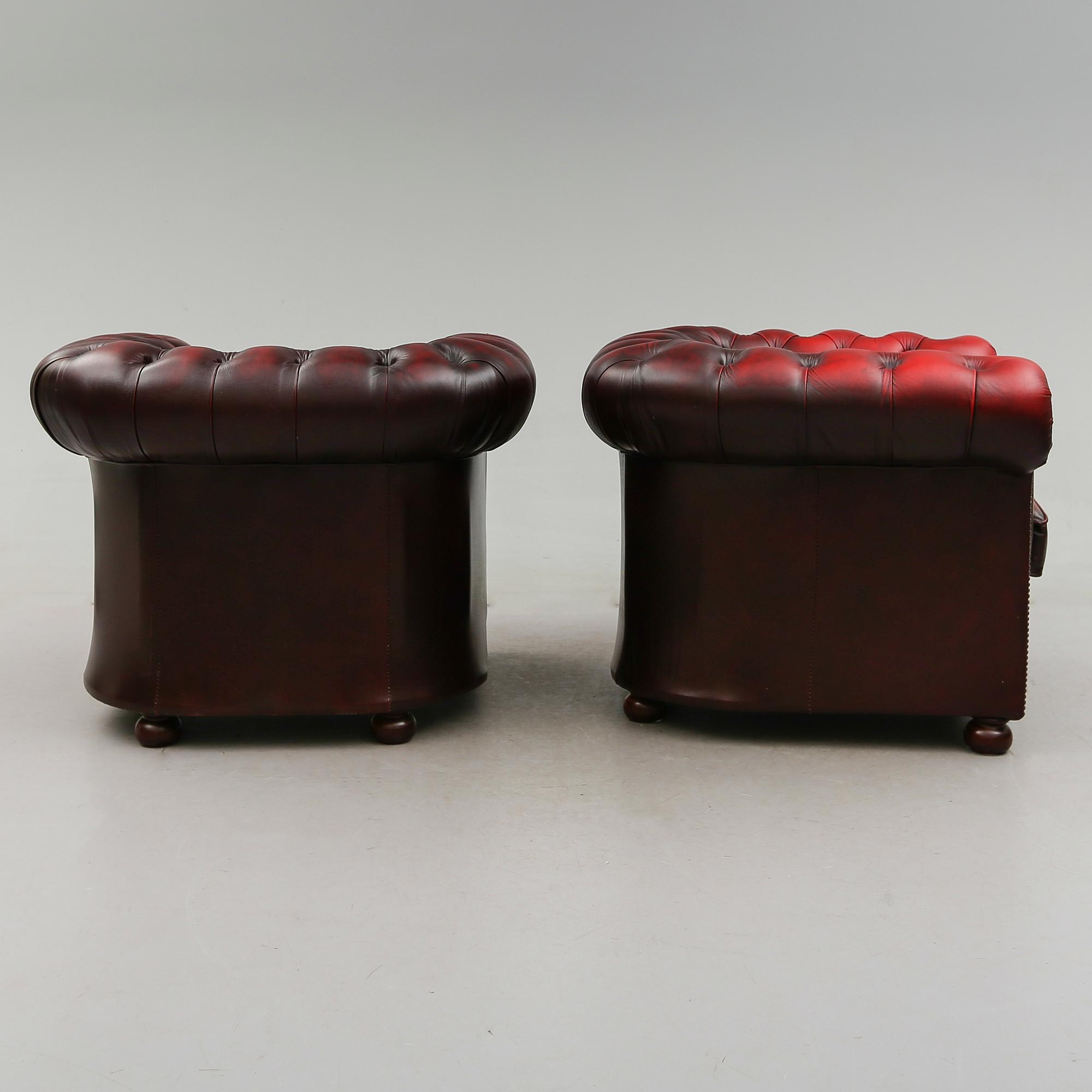 FÅTÖLJER, 1 par, Chesterfield-modell, England, 1900-talets andra hälft.