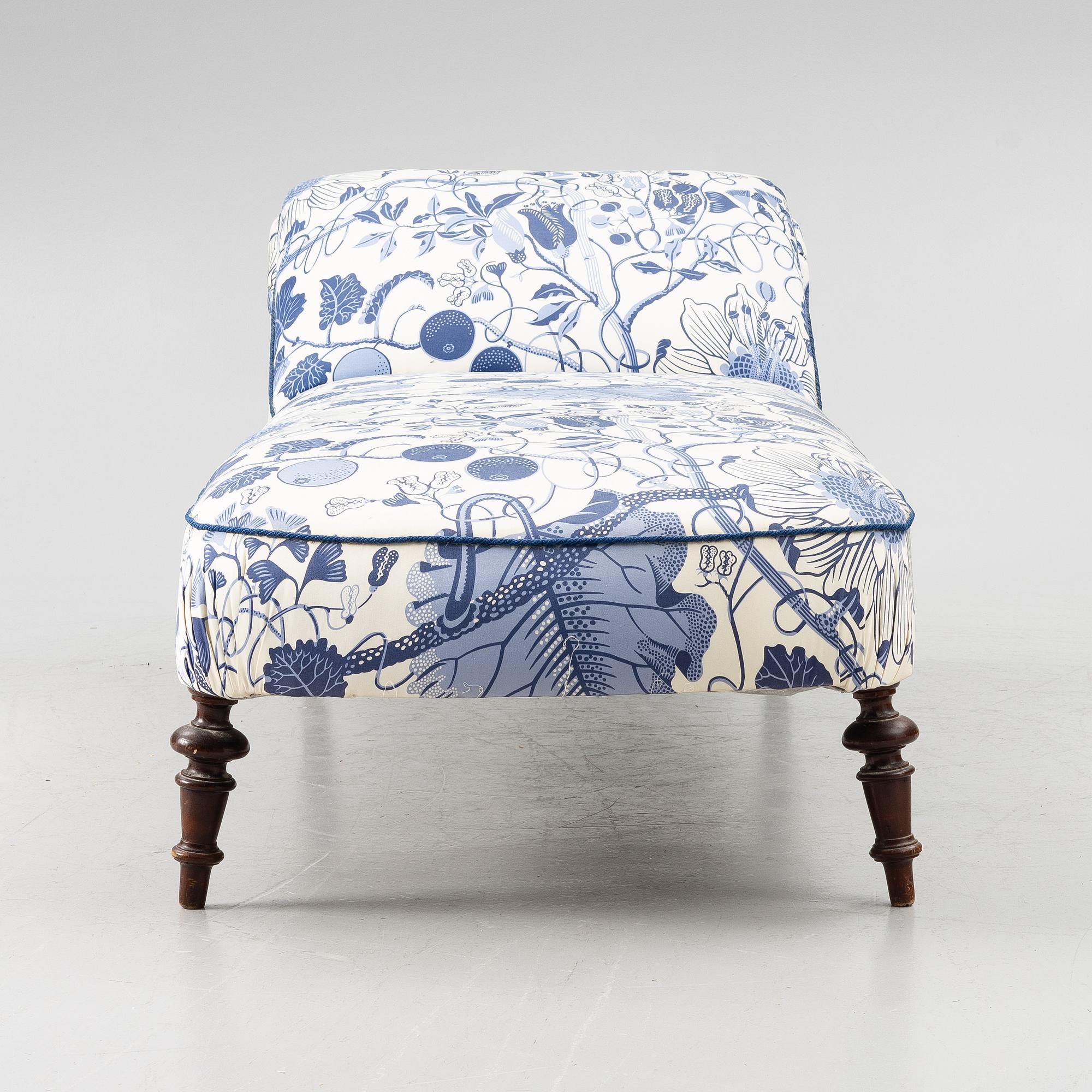 A chaise longue, circa 1900.