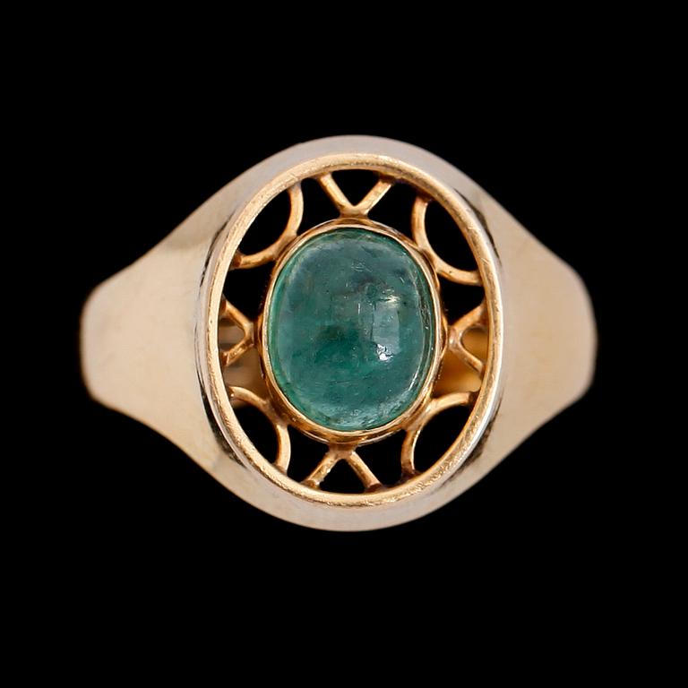 RING, 18 k guld, cabochonslipad smaragd, svenska stämplar.