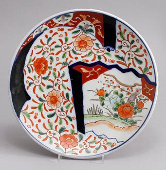 FAT, 2 st samt TALLRIK, porslin, Japan, 1900-tal.