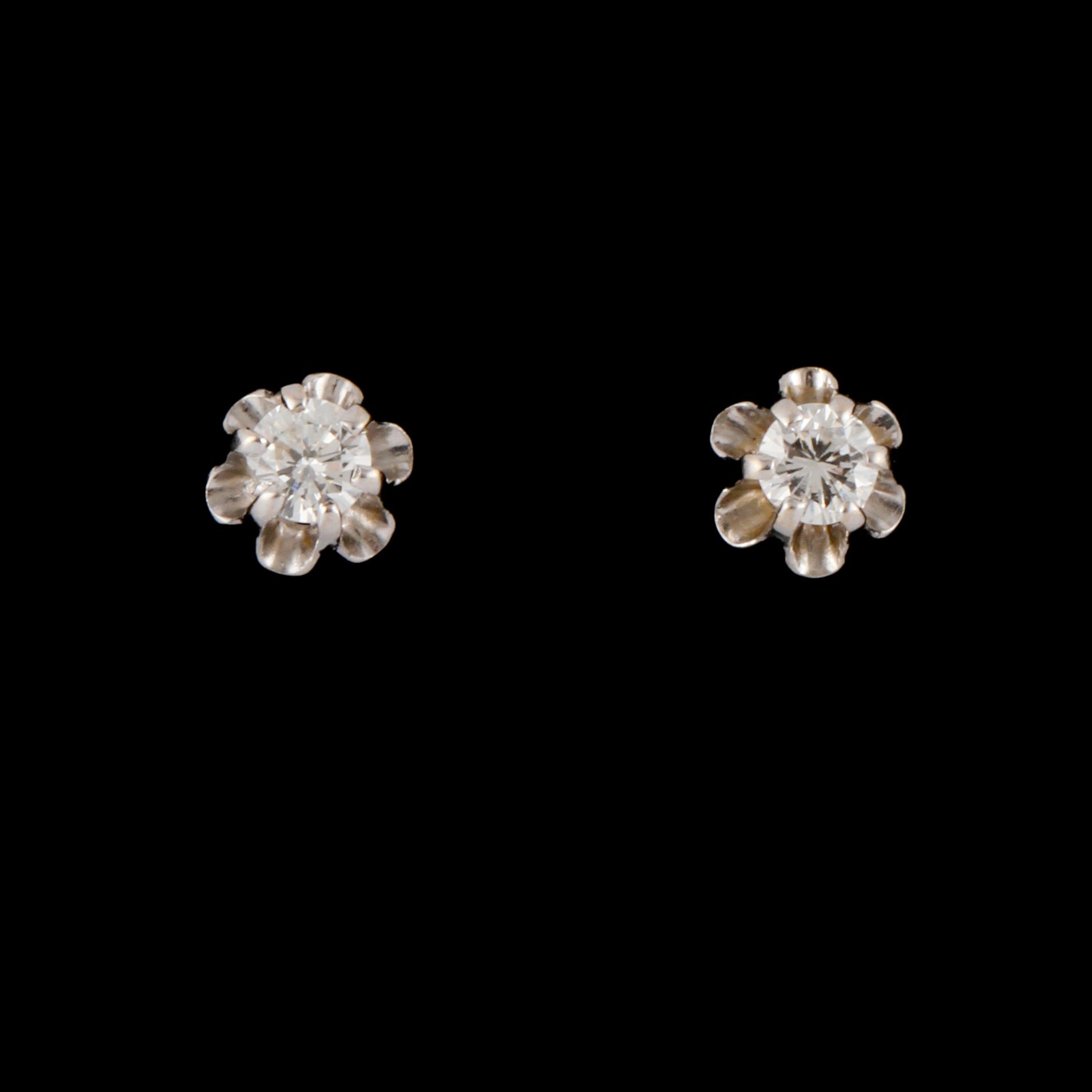 ÖRHÄNGEN, ett par, 18k vitguld med briljantslipade diamanter, totalt ca 0.12 ct, Karana, Helsingborg. Vikt 0,5 g.