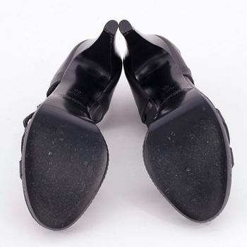 RALPH LAUREN, a pair of black leather sandals. Size US 9.