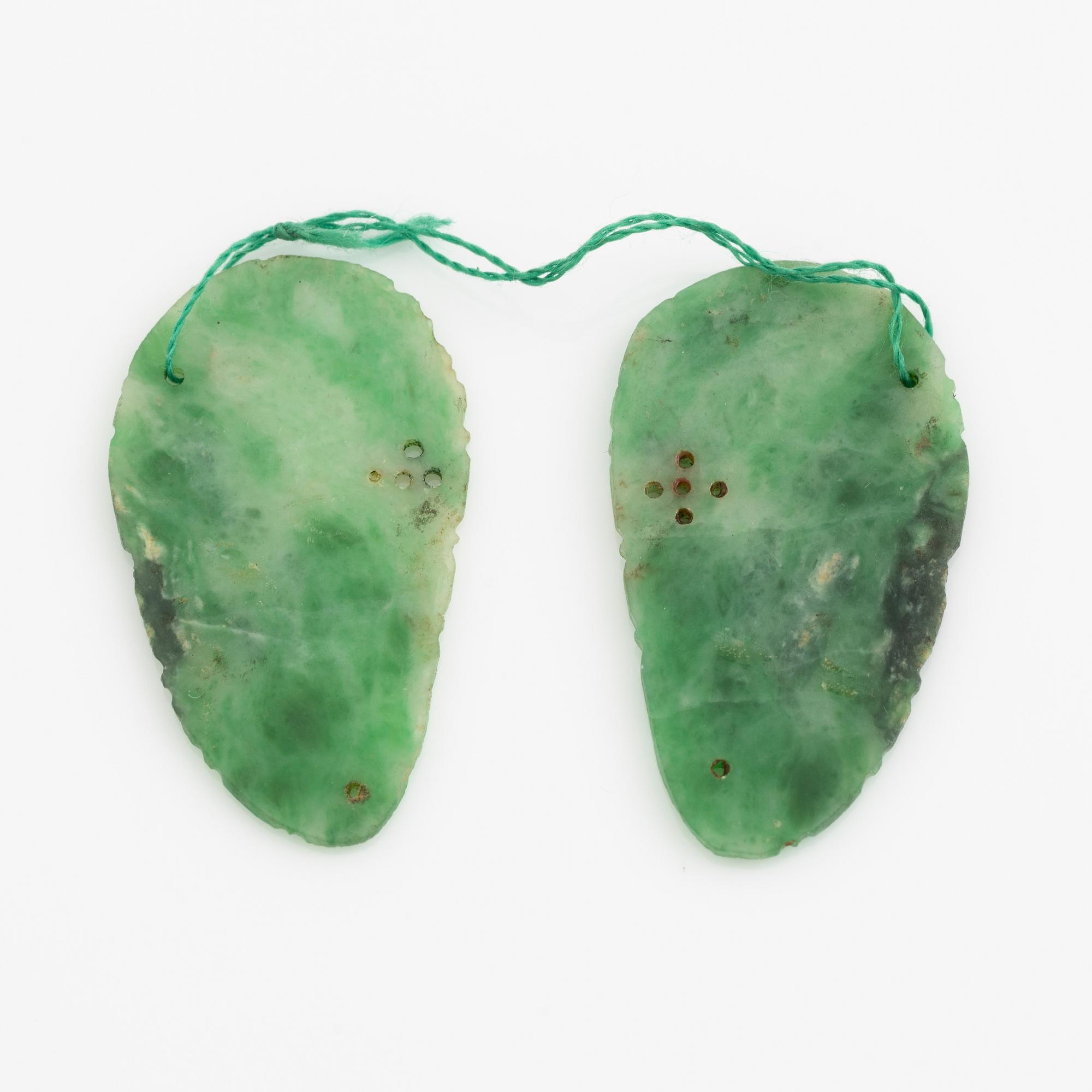 Två par manschettknappar, grön sten, guld samt förgylldt och två skultperade jade plaketter. Kina, tidigt 1900-tal.