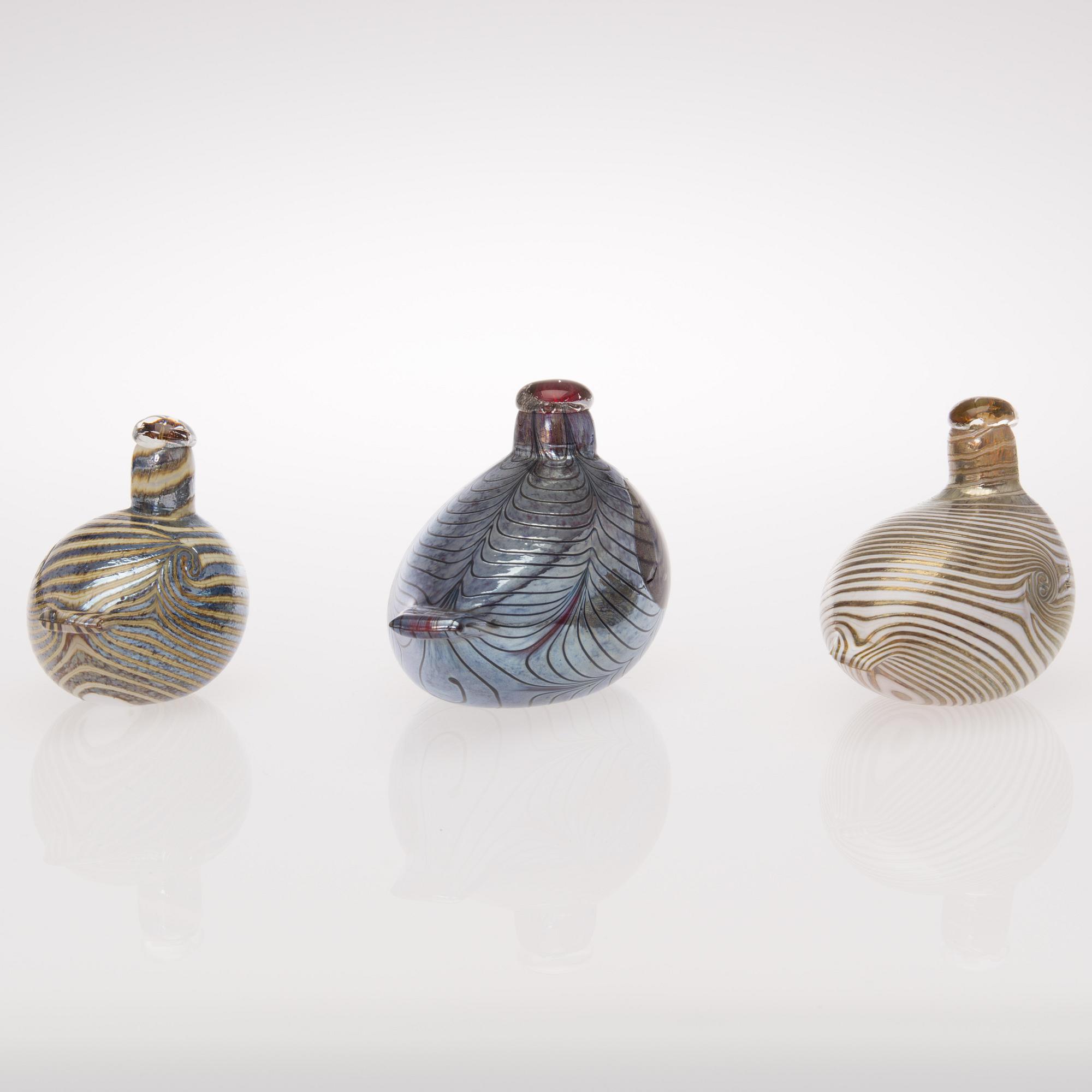 Three glass birds by Oiva Toikka. Signed Oiva Toikka, Nuutajärvi, Notsjö.