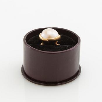 Ole Lynggaard, ring, "Lotus", 18k gold with white pearl.