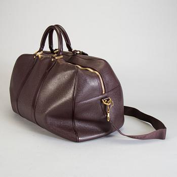 A Louis Vuitton "Kendall Taiga" weekendbag.